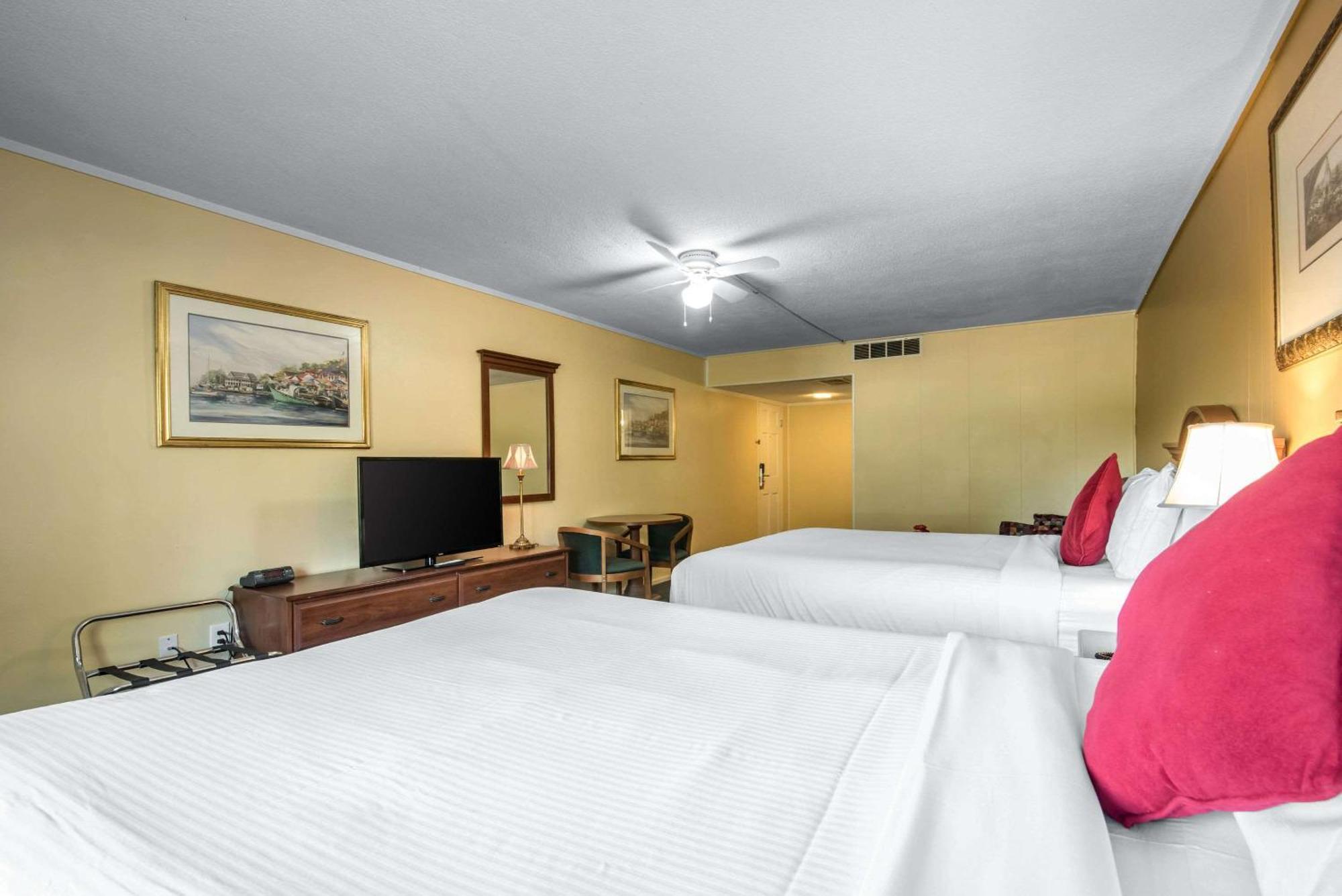 Tiltonlodge Inn & Suites Eksteriør billede